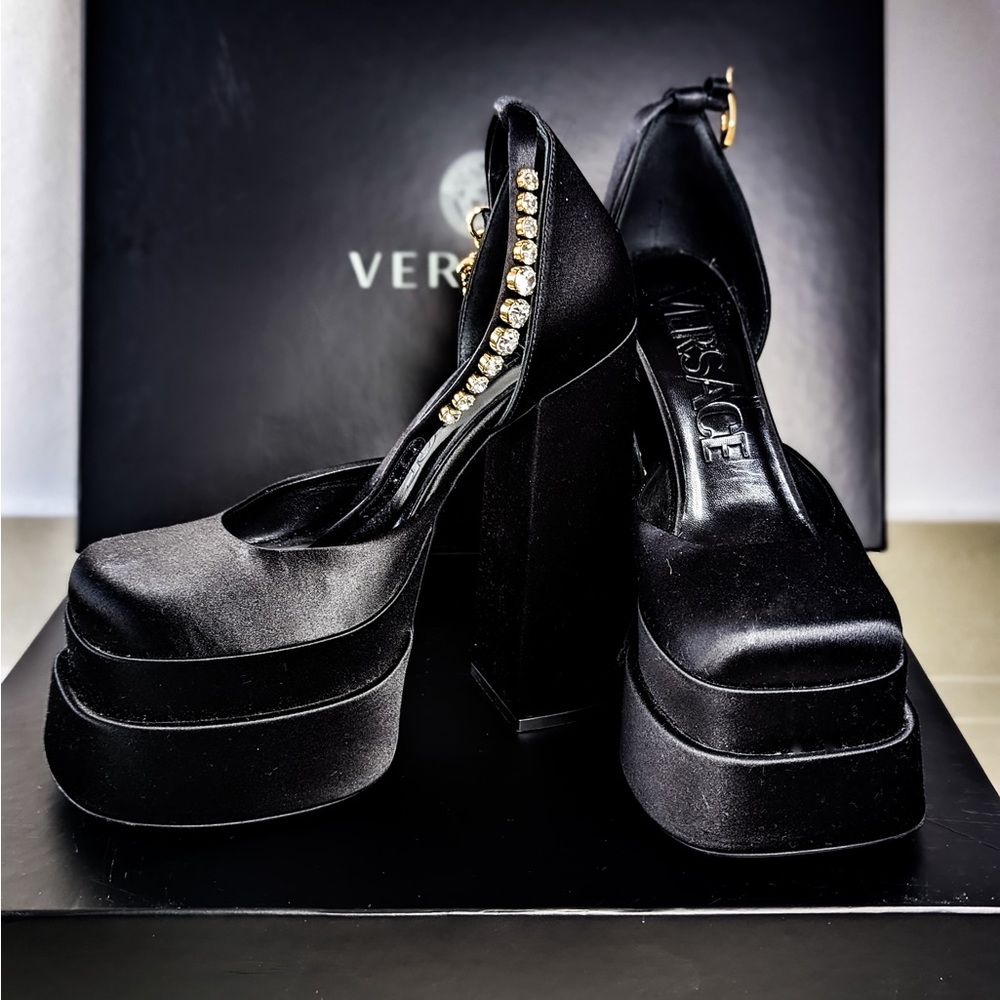 Black Versace Medusa Platform Pumps new